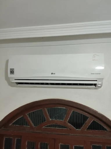 Split instalado acima de porta com acabamento limpo