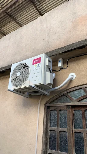 Condensadora instalada em fachada com tubulação bem acabada