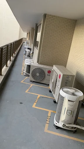 Várias condensadoras instaladas em corredor técnico de prédio