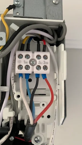 Ligação elétrica do ar condicionado feita com organização e segurança